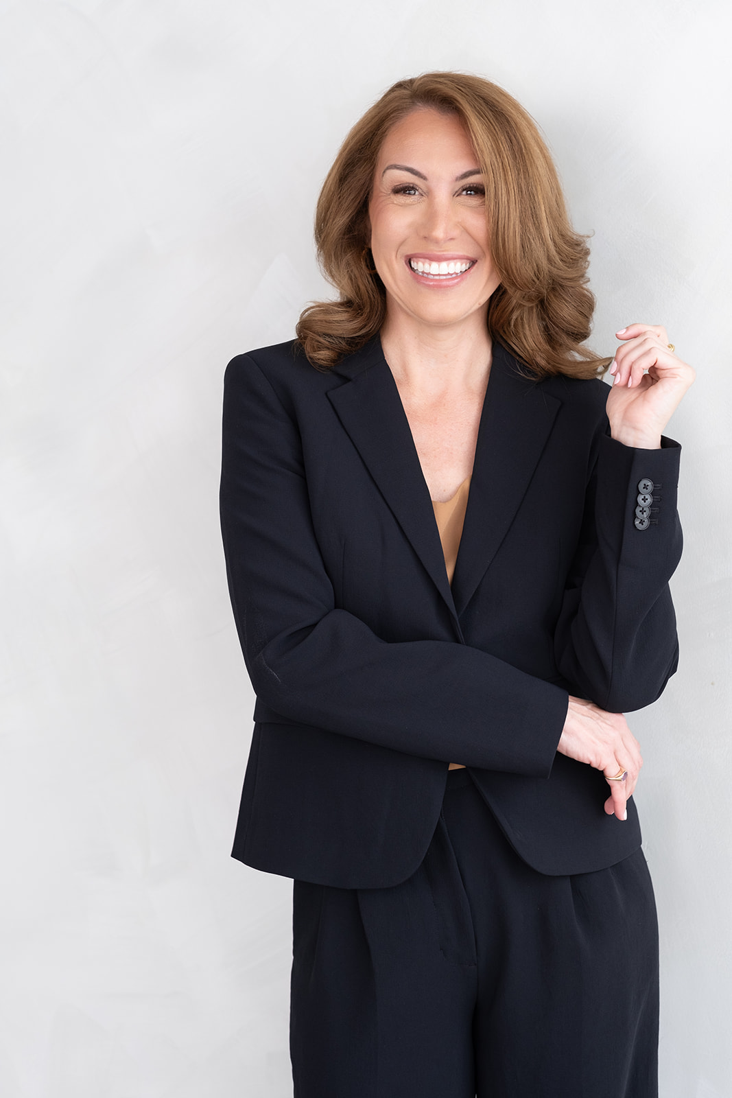 Portrait of Nicolee Evans, Ontario Mortgage Broker, welcoming a consultation